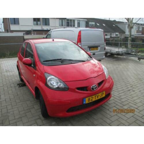 Toyota Aygo 1.0 12V Vvt-i 5DRS 2007 Rood