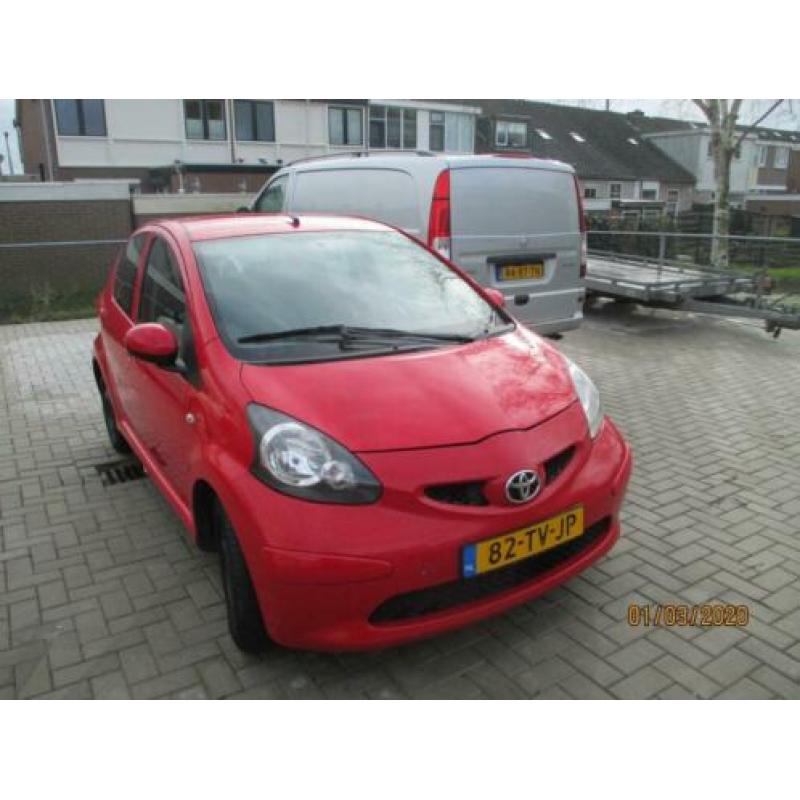 Toyota Aygo 1.0 12V Vvt-i 5DRS 2007 Rood