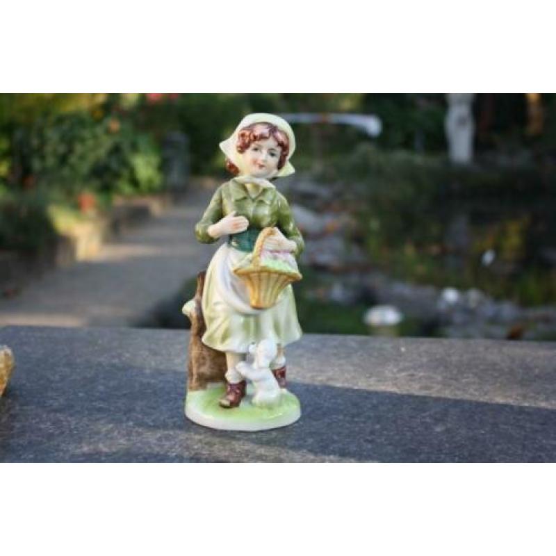 beeld MEISJE met POEDEL hoogte 20 cm