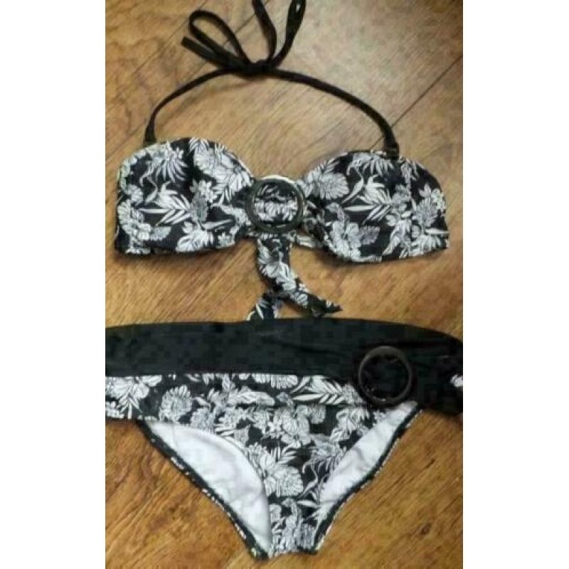 PROTEST zwart/wit bloem bikini mt 38 cupB
