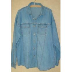 2 spijker/denim blouses 1 met drukkers en 1 met knopen maat