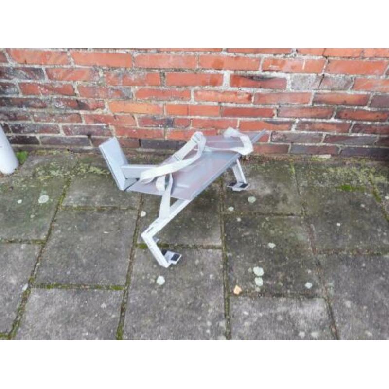 te koop licht grijze tv ophangbeugel + beugel voor dvd spele