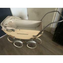 Oude poppenwagen