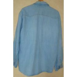 2 spijker/denim blouses 1 met drukkers en 1 met knopen maat