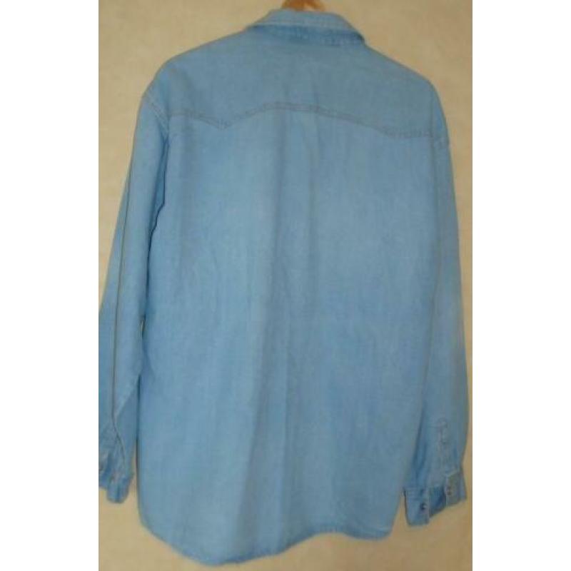2 spijker/denim blouses 1 met drukkers en 1 met knopen maat