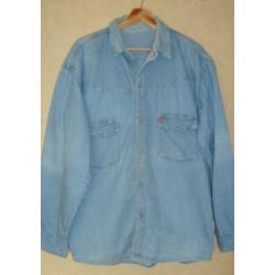 2 spijker/denim blouses 1 met drukkers en 1 met knopen maat