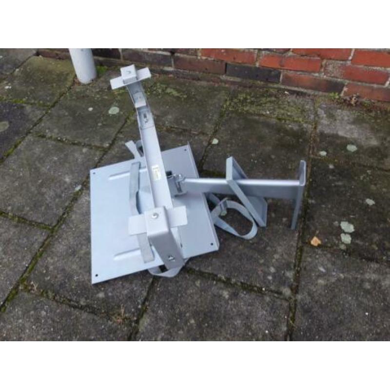 te koop licht grijze tv ophangbeugel + beugel voor dvd spele