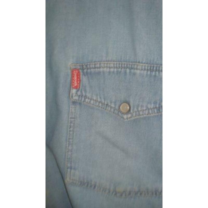2 spijker/denim blouses 1 met drukkers en 1 met knopen maat