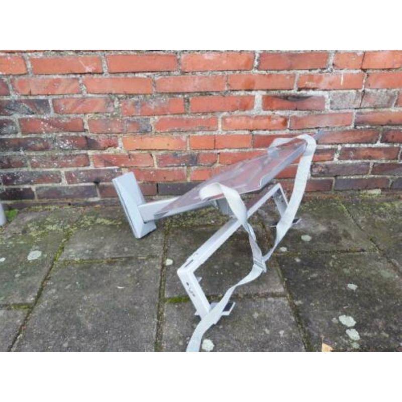 te koop licht grijze tv ophangbeugel + beugel voor dvd spele