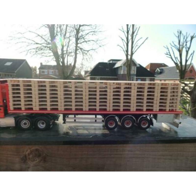 Lading pallets 112 stuks voor open oplegger TEKNO & WSI