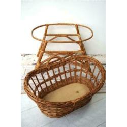 Vintage poppenwieg - rotan