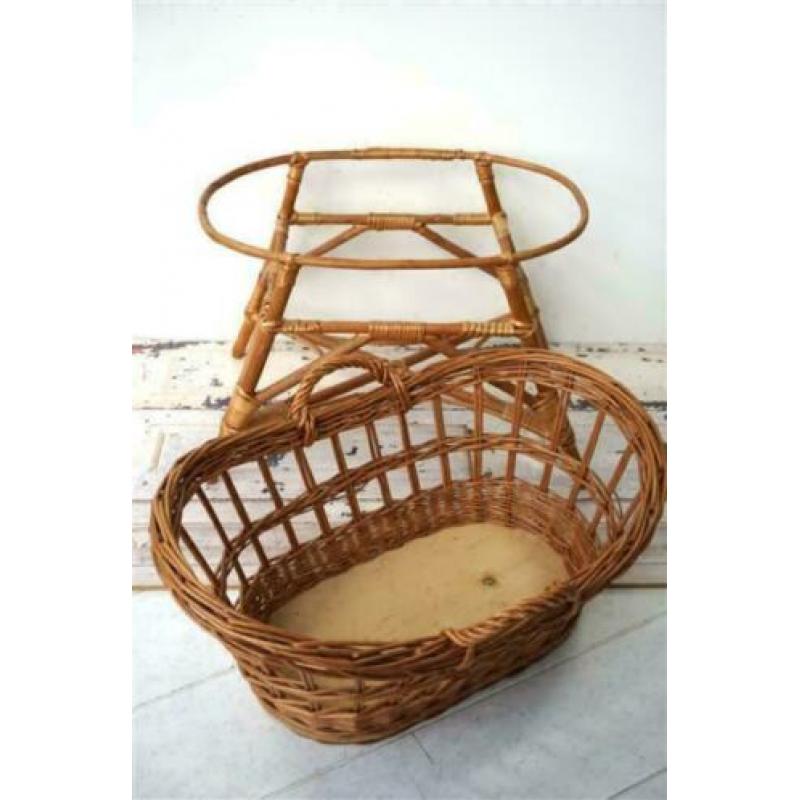Vintage poppenwieg - rotan