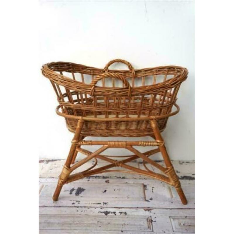 Vintage poppenwieg - rotan