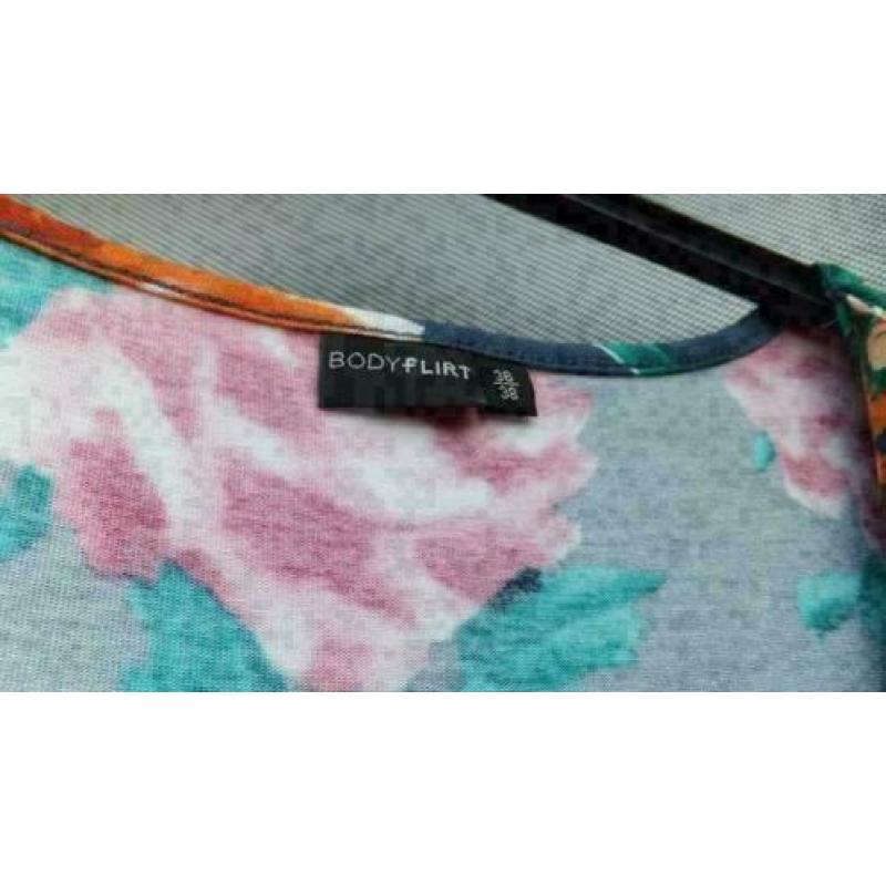 BODYFLIRT blauw bewerkt bloemen met waterval hals jurk mt S