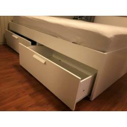 Bedframe en lattenbodem 140x200. Met opbergruimte!