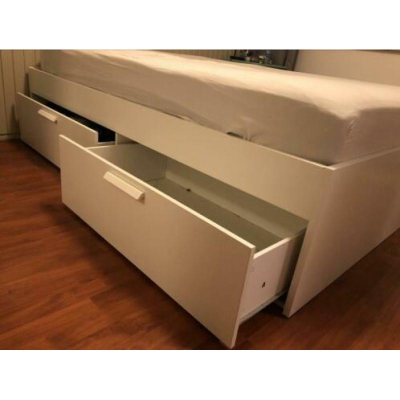 Bedframe en lattenbodem 140x200. Met opbergruimte!