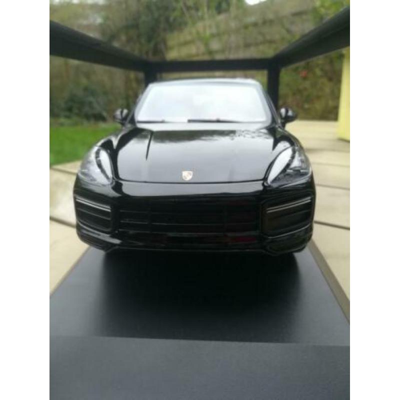 Porsche Cayenne Turbo-S uit 2017,limited edition Minichamps