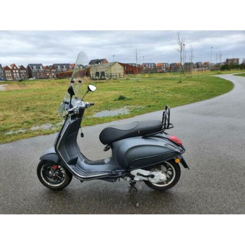 Leuke vespa sprint mat grijs