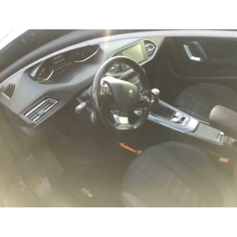 Peugeot 308 1.2 130pk PureTech Allure / Dealer Onderhouden /
