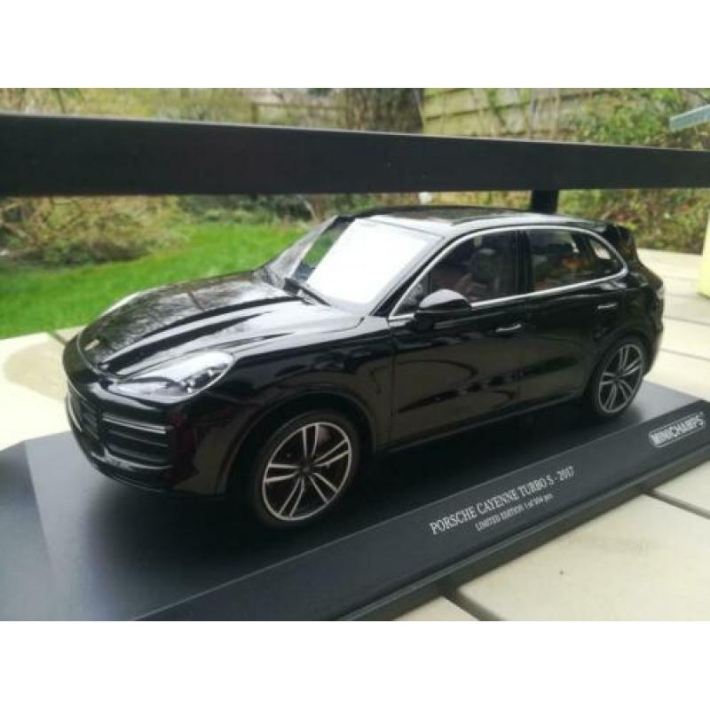 Porsche Cayenne Turbo-S uit 2017,limited edition Minichamps