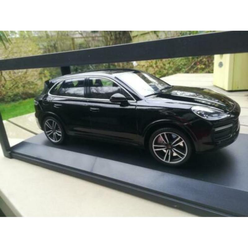 Porsche Cayenne Turbo-S uit 2017,limited edition Minichamps