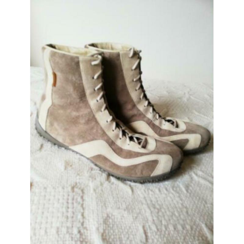 Fijne suède laarsjes Merk: MERRELL. Maat 42