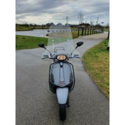 Leuke vespa sprint mat grijs