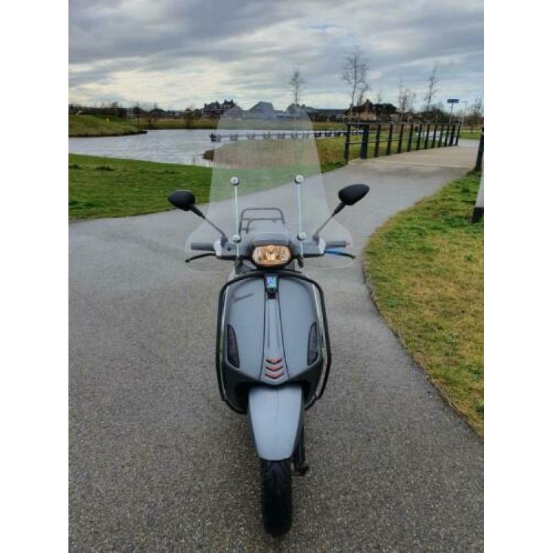 Leuke vespa sprint mat grijs