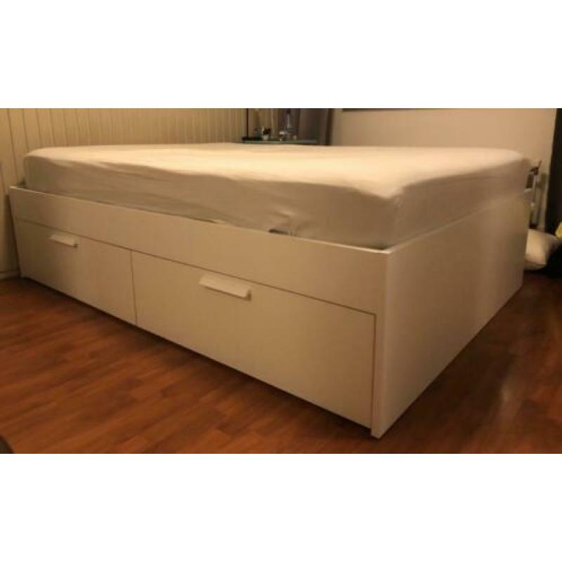 Bedframe en lattenbodem 140x200. Met opbergruimte!