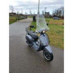 Leuke vespa sprint mat grijs