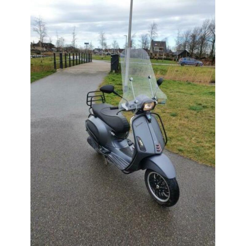 Leuke vespa sprint mat grijs