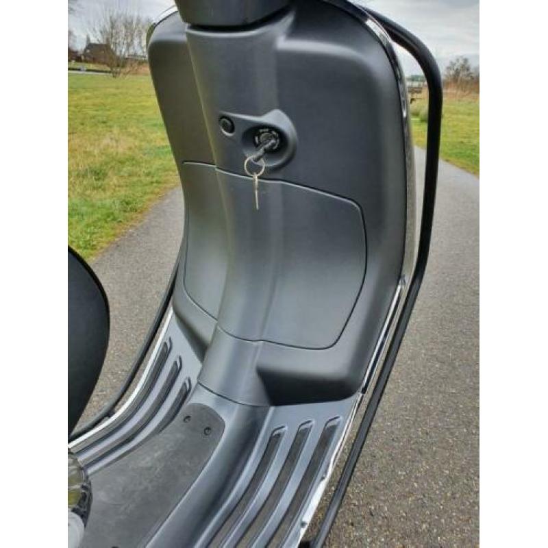 Leuke vespa sprint mat grijs