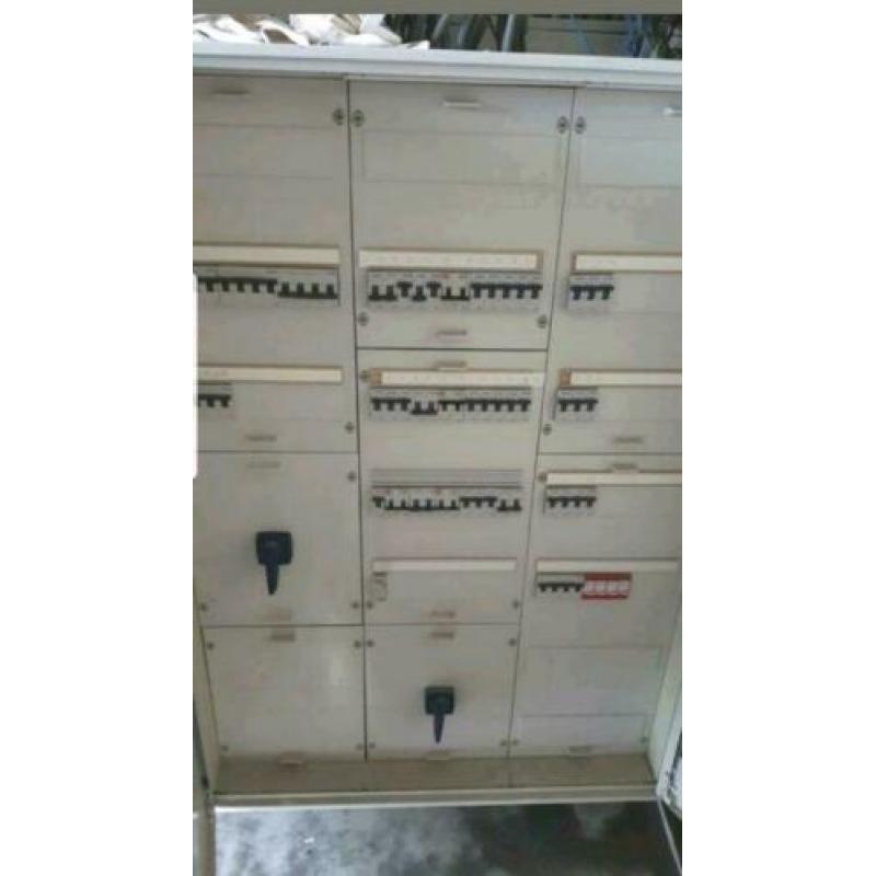 Holec Stroomkast €200,-HVL Stroomkast €175,-
