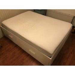 Bedframe en lattenbodem 140x200. Met opbergruimte!