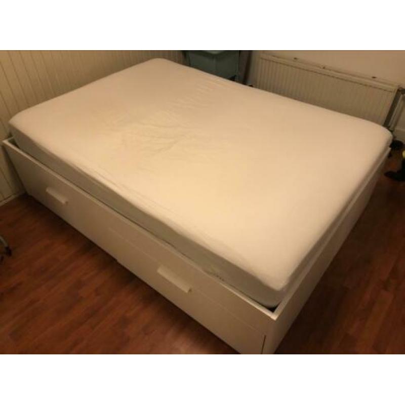 Bedframe en lattenbodem 140x200. Met opbergruimte!