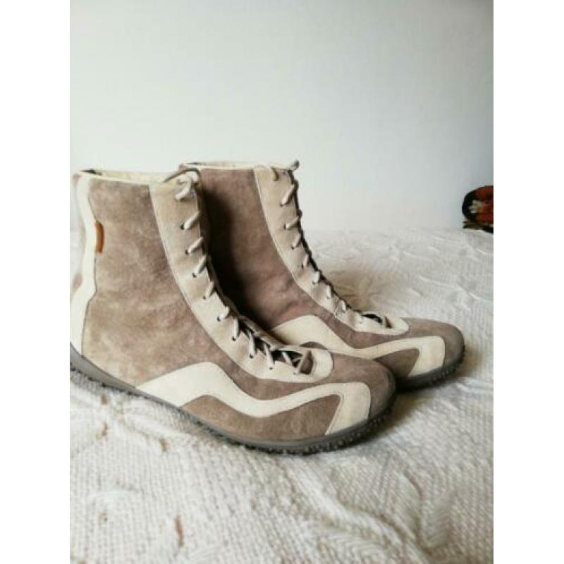 Fijne suède laarsjes Merk: MERRELL. Maat 42