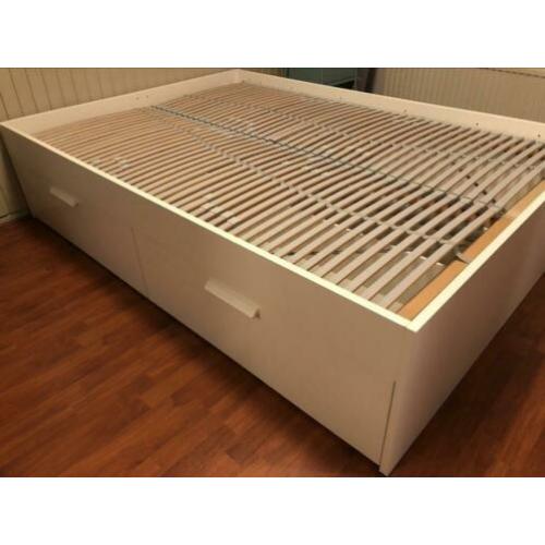 Bedframe en lattenbodem 140x200. Met opbergruimte!
