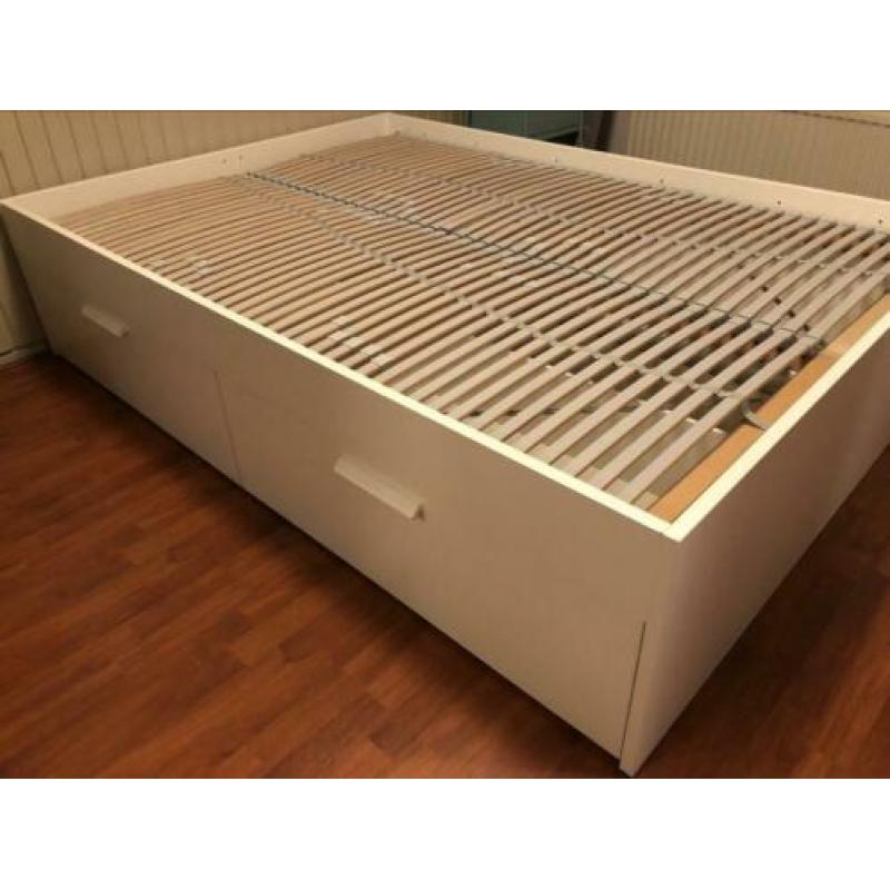 Bedframe en lattenbodem 140x200. Met opbergruimte!