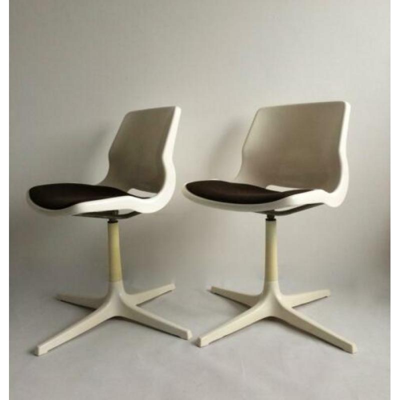 Space age draaistoelen