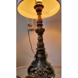 Bronzen tafellamp antiek uniek de voet is massief brons