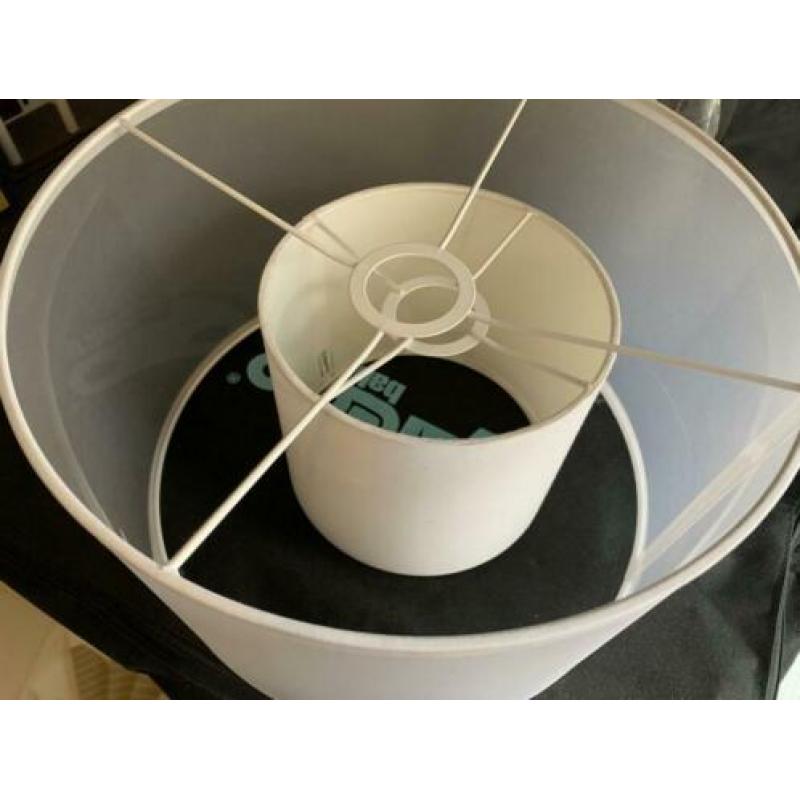 Hanglamp staal met twee witte lampenkappen van Kloosterman