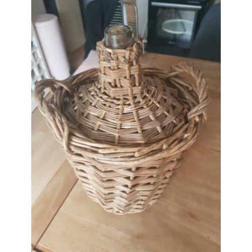 Gist/wijn fles in rieten mand