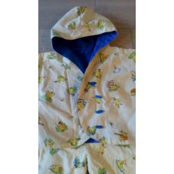 Baby jasje met broekje Nutricia Plonsje stof en kleerhanger