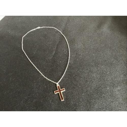 Zilverkleurige ketting met een kruisje