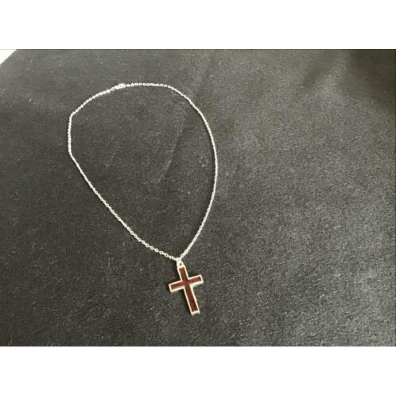 Zilverkleurige ketting met een kruisje