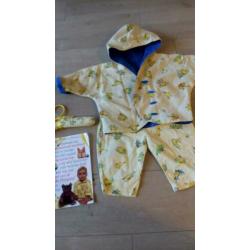 Baby jasje met broekje Nutricia Plonsje stof en kleerhanger