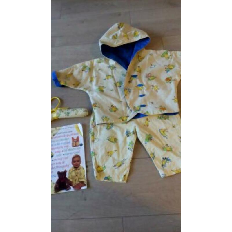 Baby jasje met broekje Nutricia Plonsje stof en kleerhanger
