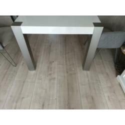 Mooie hoogglans eettafel met rvs blokpoten