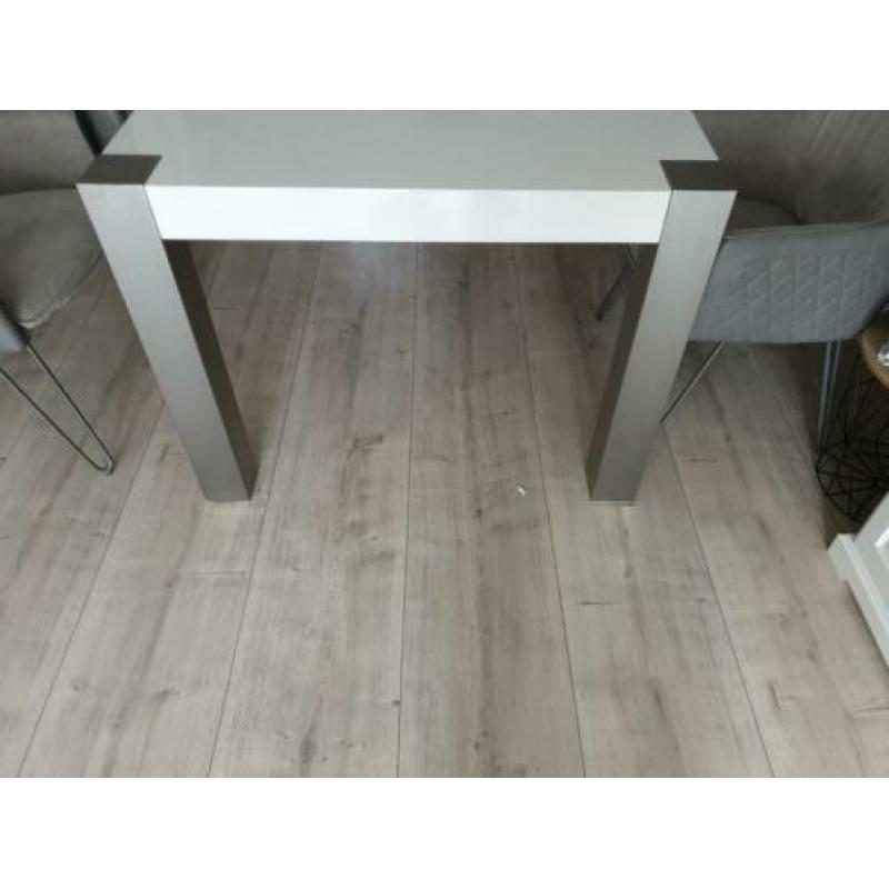Mooie hoogglans eettafel met rvs blokpoten