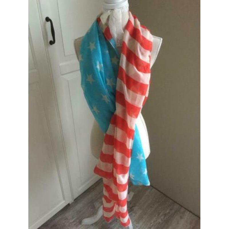 Blauw met rode sjaal met sterren.